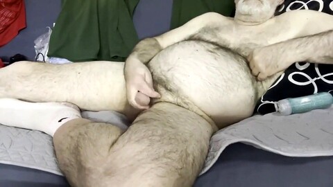 L'allenatore in sovrappeso Karl sperimenta per la prima volta il cum di un orso da solo