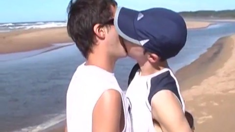 Young gays (18+), худые молоденькие, на пляже