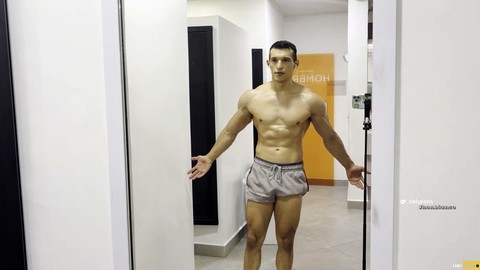 Il muscoloso Jhonbianco celebra il suo corpo con un po' di amore per se stesso e di dominanza.